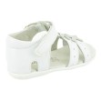 Sandalias niña blancas con cinta de cierre en empeine